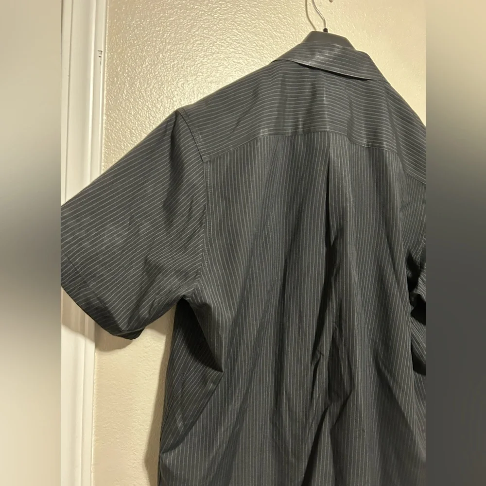 Quicksilver black collared button up short sleeve shirt sm pin stripes/size xl - Picture 3 of 6